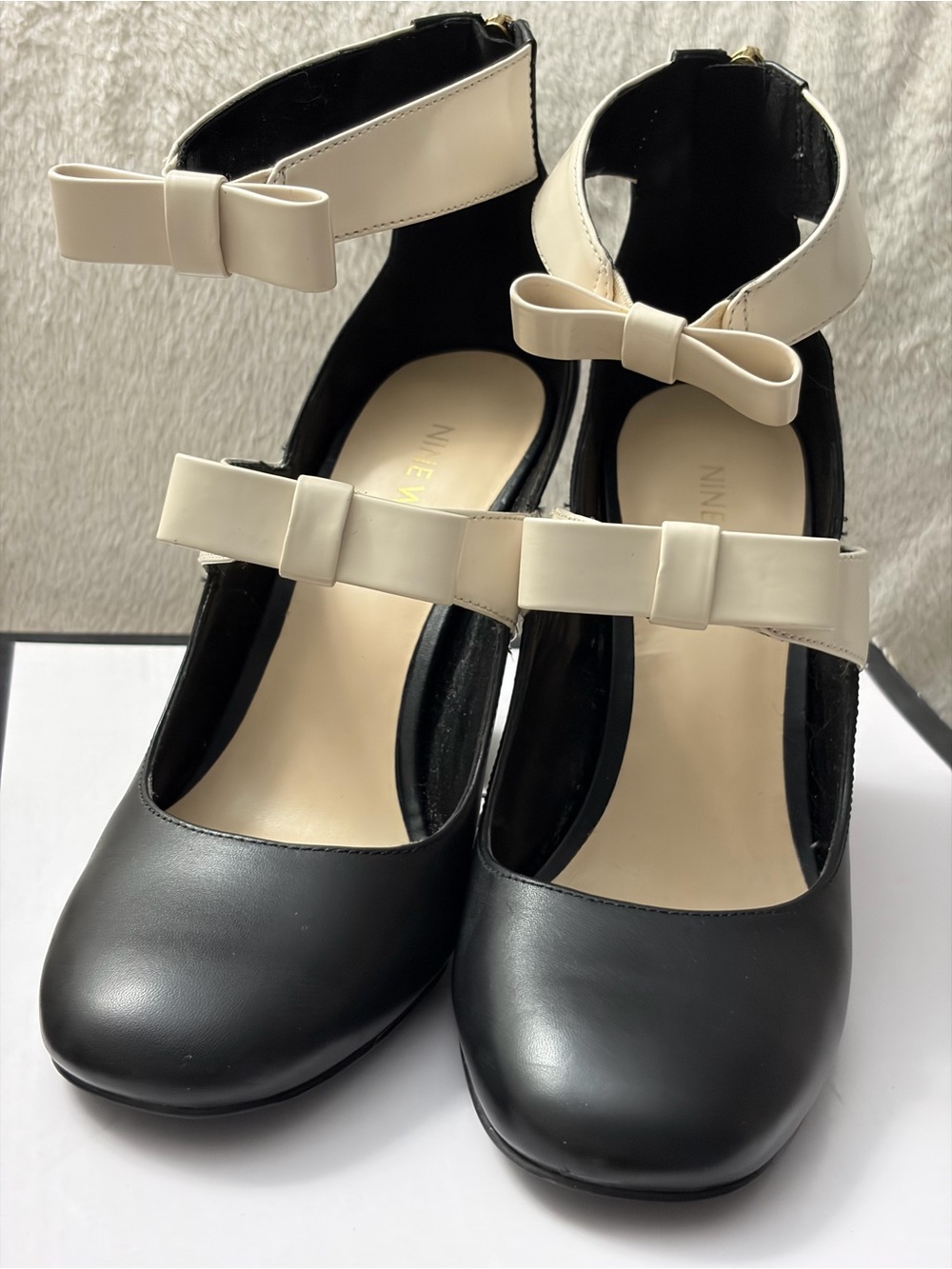 Vintage Nine West Black and Cream Bow-Strap Block Heel Pumps - Picture 3 of 9
